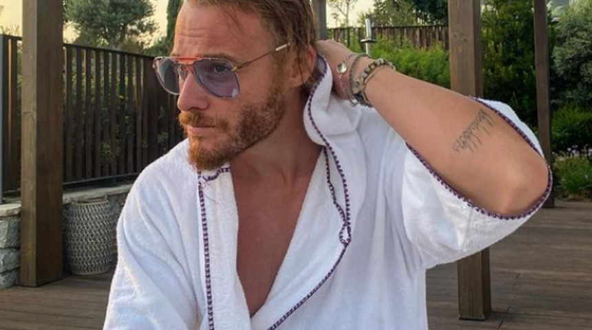 Kerem Bürsin ayna karşısında poz verdi! “Yunan heykeli gibi”