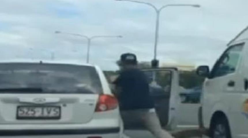 Yol vermeyen sürücüye kaykayla saldırdı