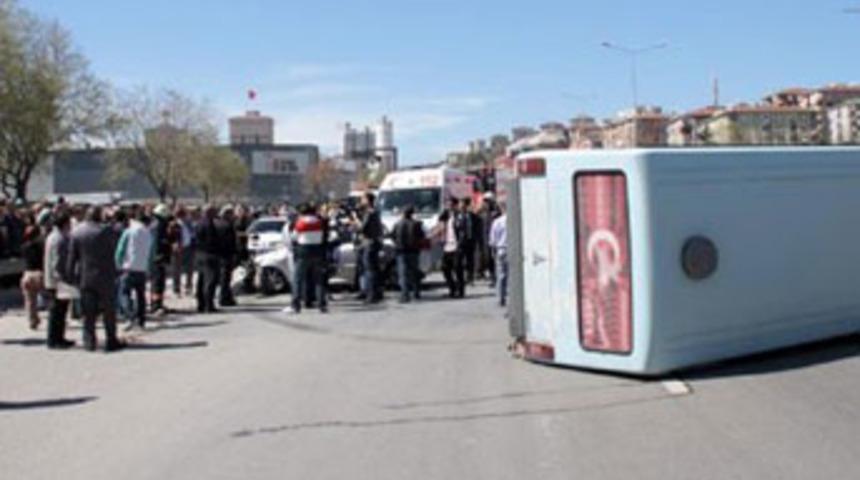 Kadıköy'de minibüs devrildi