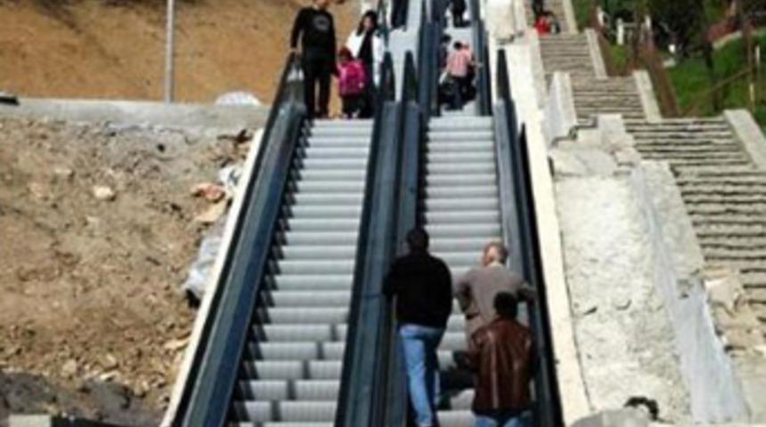 Evlerine y&uuml;r&uuml;yen merdivenle gidiyorlar
