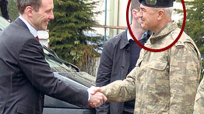 Türk general küfür edip Alman askeri dövdü