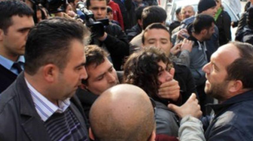 Bakan'a yumurtalı saldırı düzenlediler!