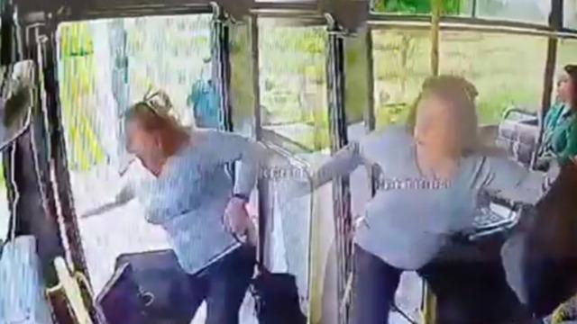 Kadın yolcu seyir halindeki otobüsten düştü: Yaşam mücadelesi veriyor