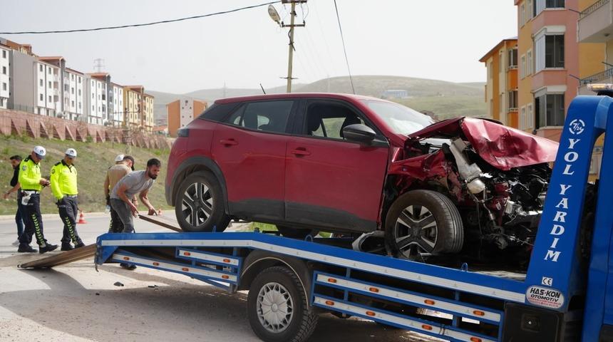 Bayburt’ta 4 kişinin yaralandığı trafik kazası güvenlik kamerasına yansıdı