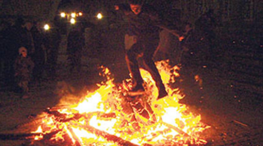 Kars'ta iki &ouml;ğrenci Nevruz ateşine d&uuml;şt&uuml;!