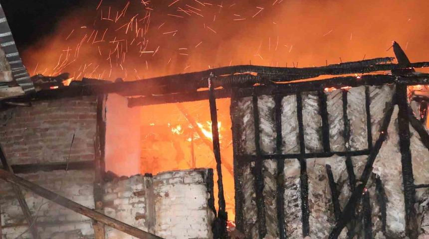 Havza’da 2 katlı ahşap ev ve depo alevlere teslim oldu