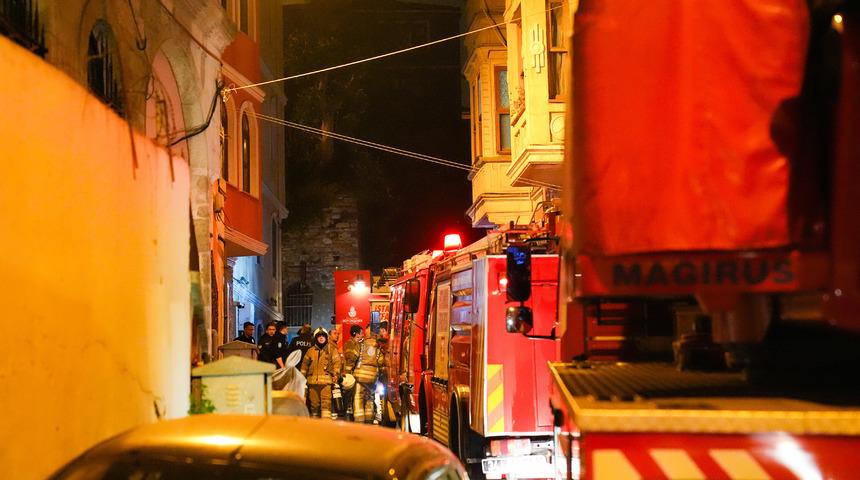 Fatih’te 4 katlı binada çıkan yangında 2 kişi yaralandı