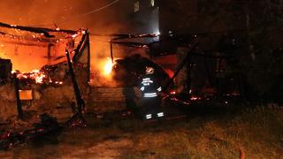 Samsun'da çıkan yangında iki katlı ahşap ev ile samanlık ve depo yandı