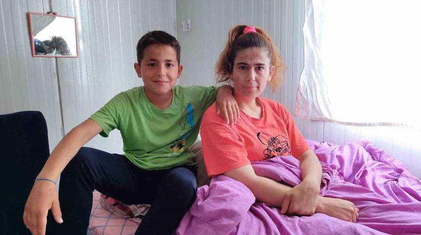 Kahramanmaraş’ta depremde enkaz altında kalan ve belden aşağısı tutmayan kadına 11 yaşındaki ikiz çocukları bakıyor