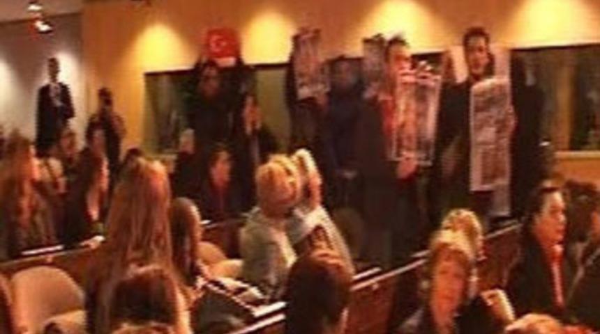 Arınç'a Paris'te protesto