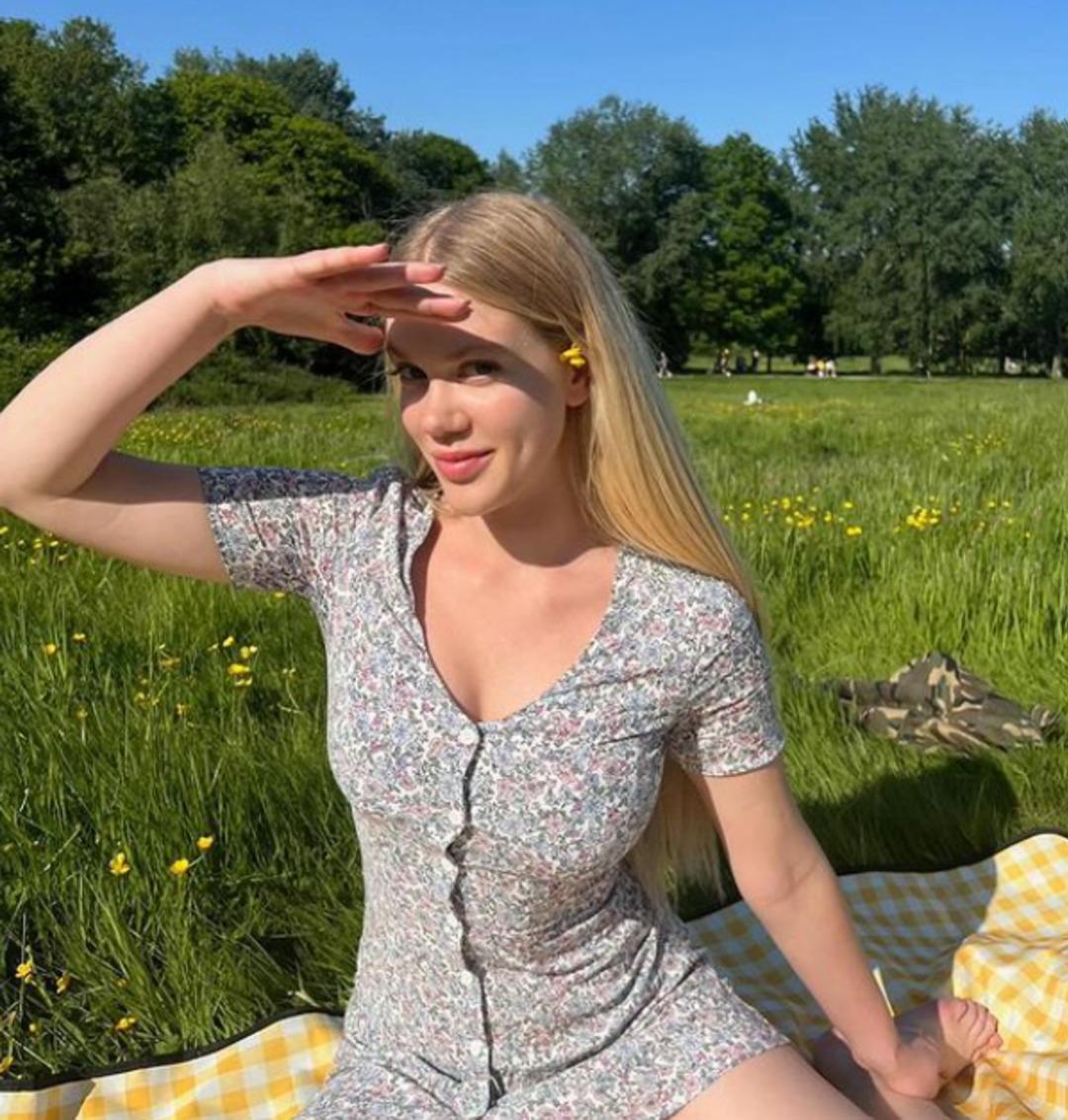 Ş&ouml;hretin zirvesindeyken &uuml;lkeyi terk etmişti! Serel Yereli sessiz sedasız evlendi! &Uuml;nl&uuml; isimler d&uuml;ğ&uuml;ne gitti 1