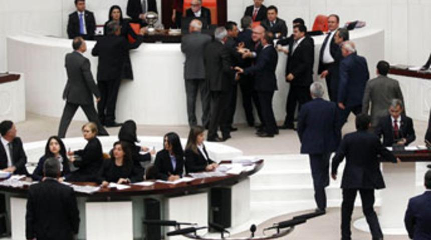 CHP ve MHP'liler kürsüye yürüdü