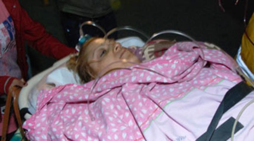 Kızının g&ouml;z&uuml; &ouml;n&uuml;nde defalarca bı&ccedil;akladı