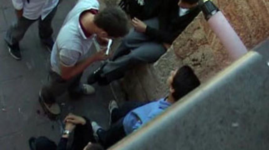 Liselilerin tarihi surlarda esrar partisi