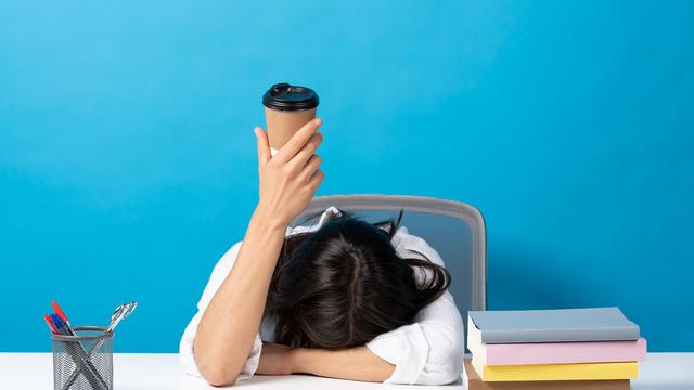 İş yerinde çay kahve tüketenler dikkat! Uzman isim uyardı: Sık yapılan hatalardan biri!