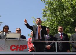 Özgür Özel'den Almanya anısı: 272 Euro maaş alıyor emeklimiz dedim, tercüme hatası sandılar! "Bir sıfır eksik mi?"