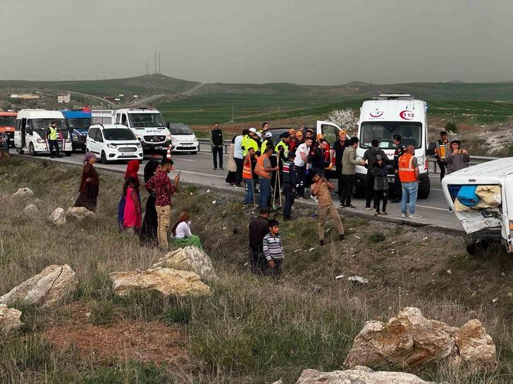 İki ticari aracın karıştığı trafik kazasında 10 kişi yaralandı G2