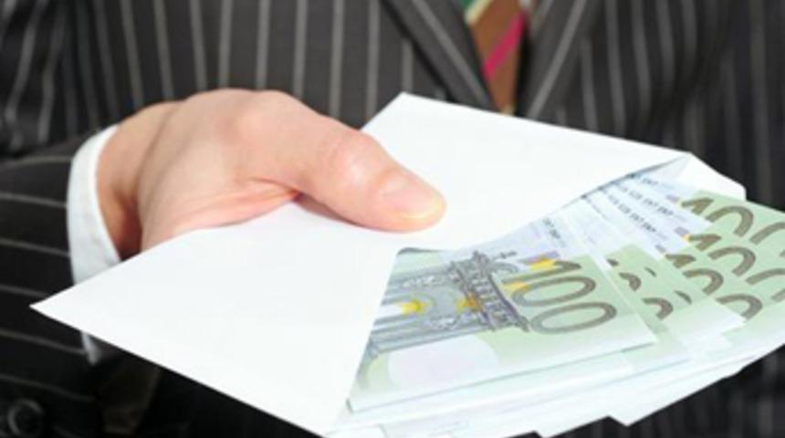 &Ccedil;&ouml;p toplarken para buldu