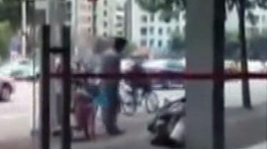 Sokak ortasında karısını d&ouml;vd&uuml;