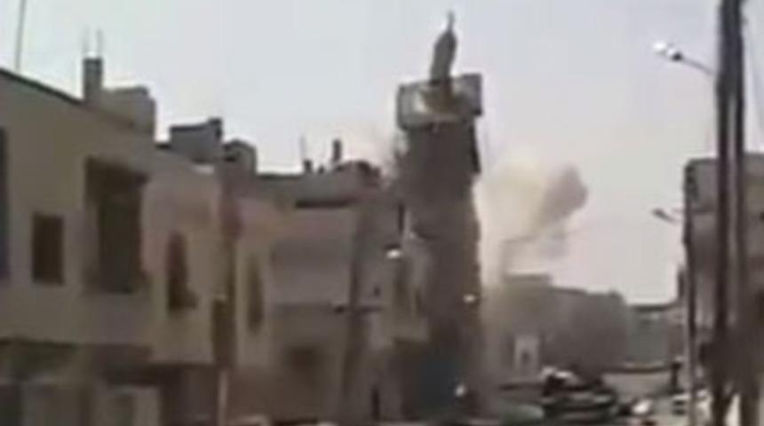 Tarihi minare yerle bir oldu