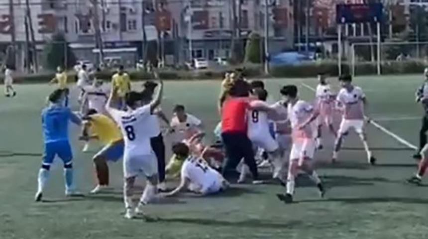 Yine olay... Yeşil saha boks ringine döndü!