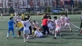 Yine olay... Yeşil saha boks ringine döndü!