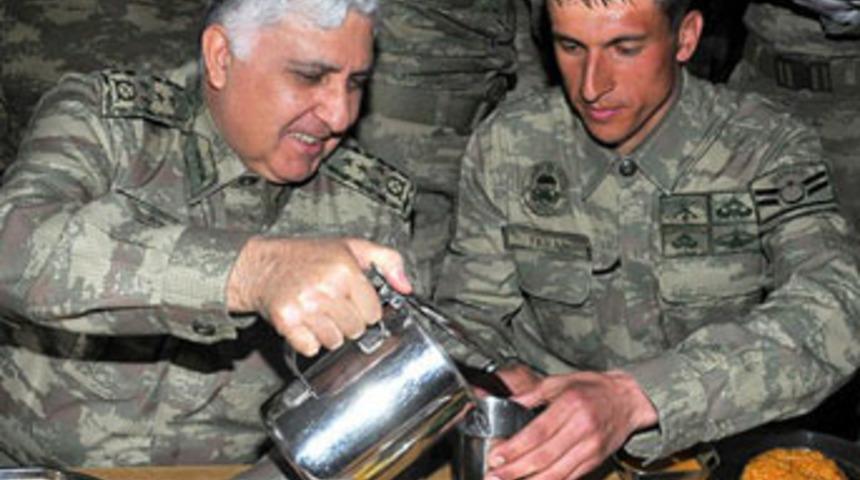 Genelkurmay Başkanı erlerle karavana yedi