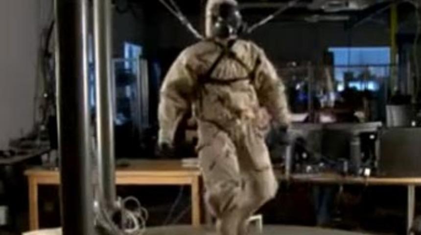 Askeri kıyafet i&ccedil;erisindeki bir robot