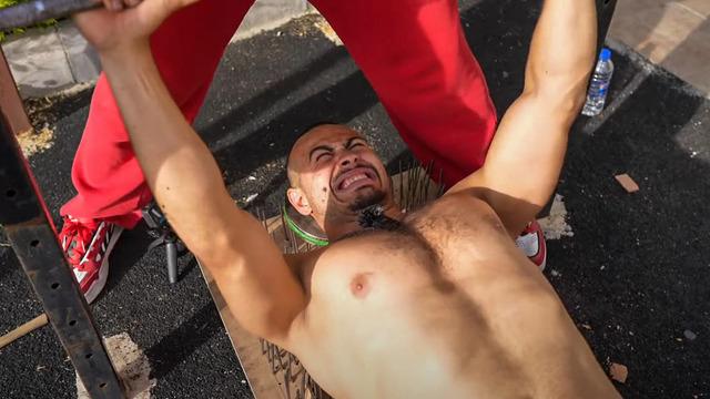 1 yıllık spor salonu ücreti için akılalmaz iddia! 700 çivinin üzerine yattı, hastaneye koştu: Sırtında delikler oluştu