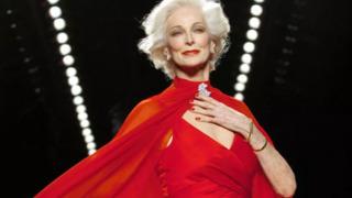 Dünyanın en yaşlı süper modeli: Yaşını duyan inanamıyor! Güzelliğiyle göz kamaştrıyor
