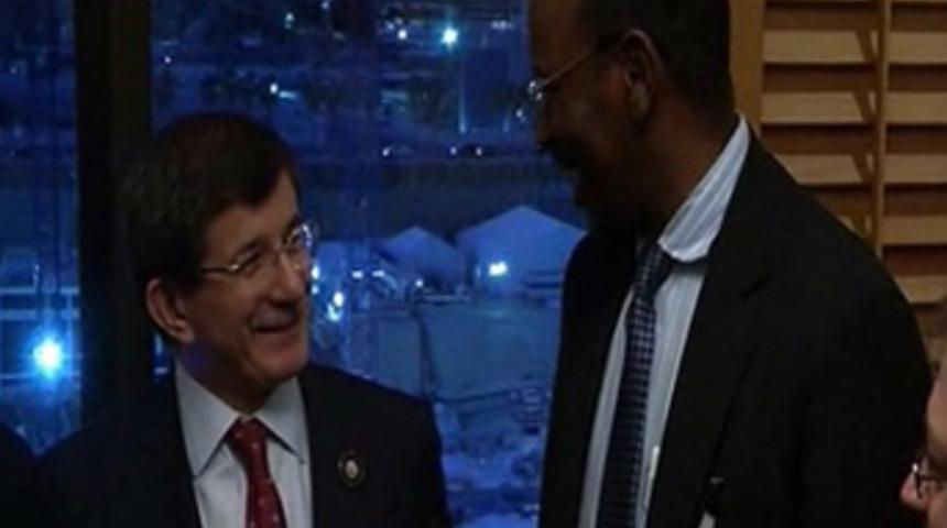 Davutoğlu'na &ouml;ğrenci s&uuml;rprizi
