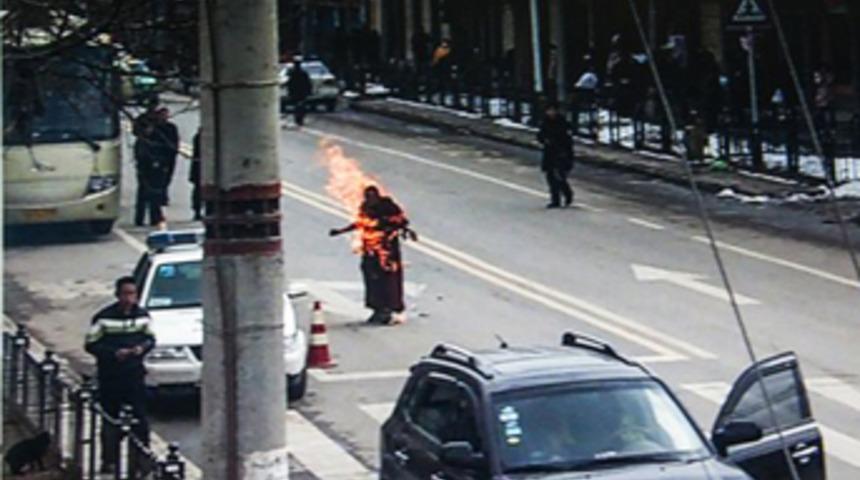 Protesto i&ccedil;in kendini yaktı