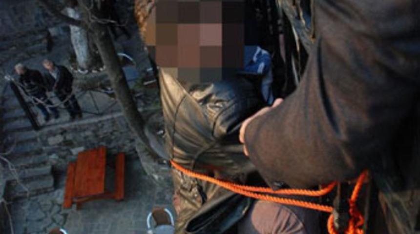 Polis bir anlık dalgınlığı fırsat bildi!