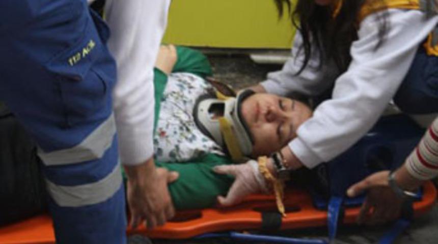 Kafasına kedi düştü