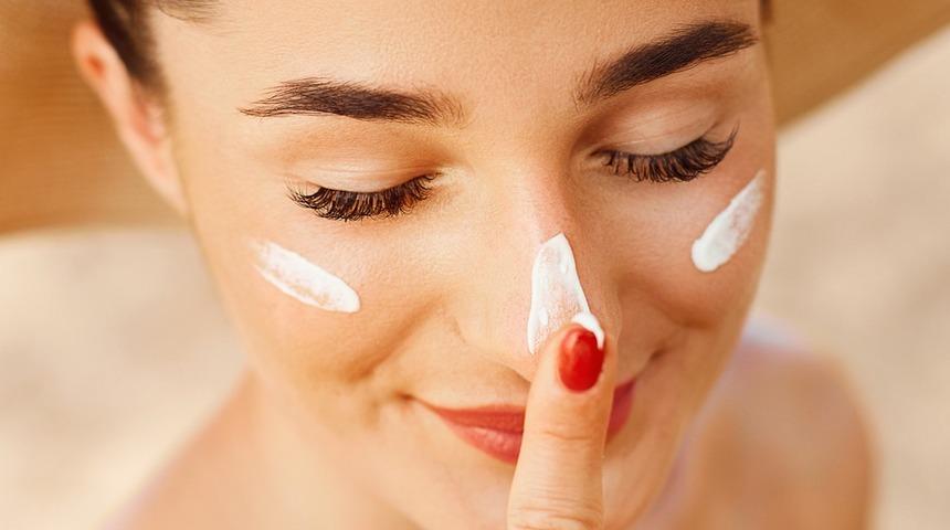 Uzmanı uyardı: Ciltteki g&uuml;neş hasarı, deri kanserini tetikleyebilir! 3 saat kuralına dikkat