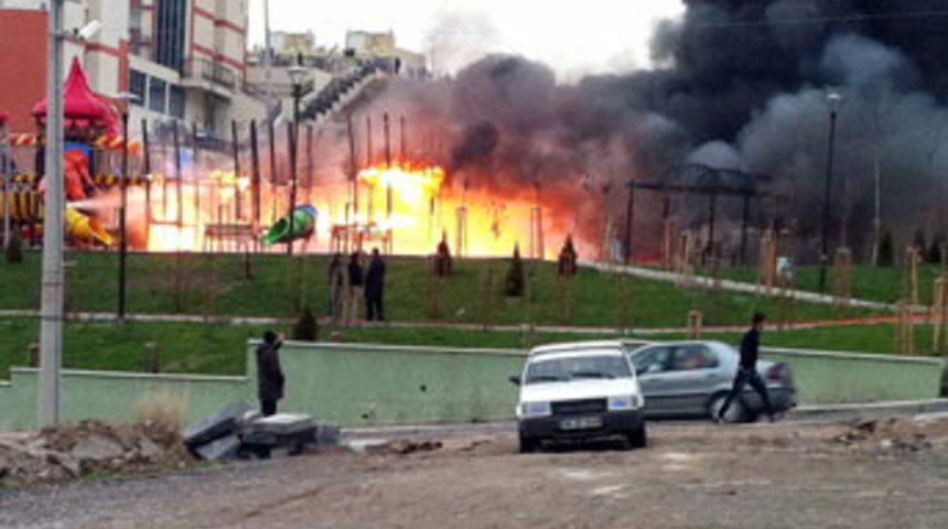 Sigara izmariti, çocuk oyun parkını yaktı