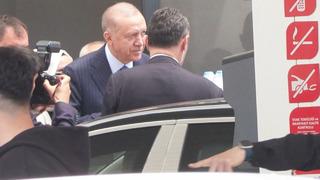 Aracına yakıt almak isteyenlere Erdoğan sürprizi! Gören önce şaşırdı, sonra yanına geldi 