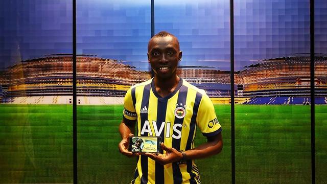 Daha önce Fenerbahçe'de de forma giyen Papiss Cisse artık 400 TL için futbol oynuyor 640xauto