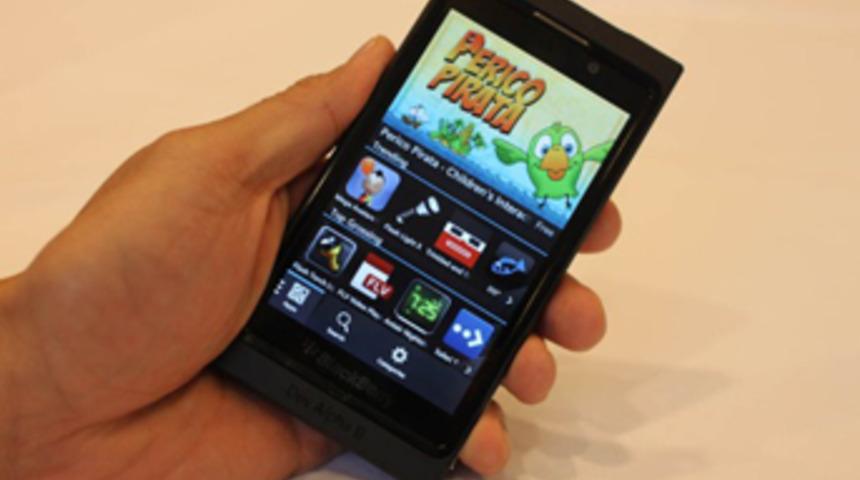 BlackBerry World 100 bini devirdi!