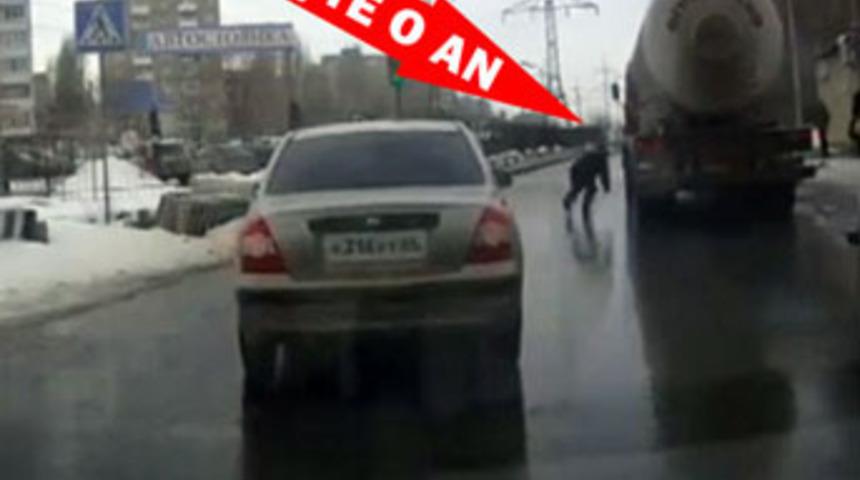 Kendini TIR'ın altına attı!