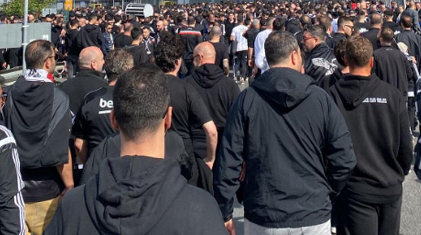 Beşiktaş taraftarı Kadıköy'e ulaştı!