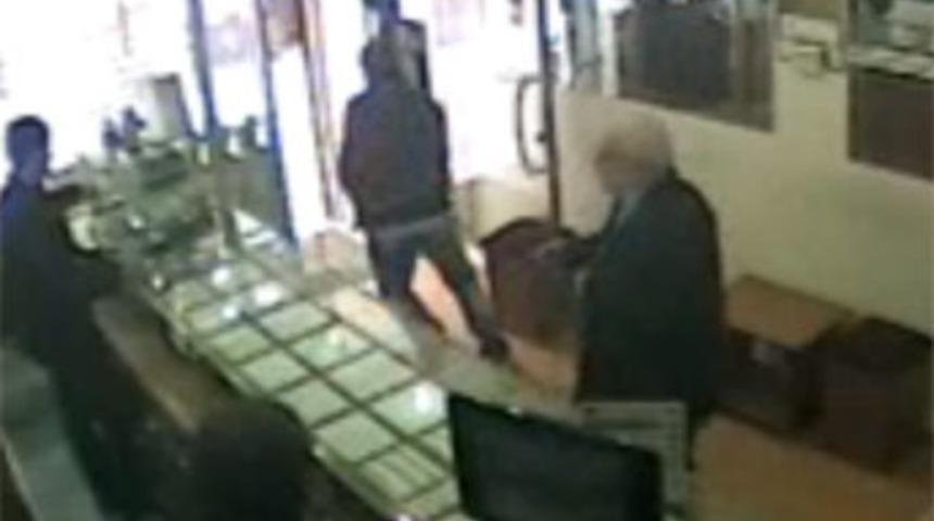 Kuyumcudan 20 bin liralık altın çaldı