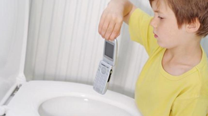 'Tuvaletten &ccedil;ok telefon var'