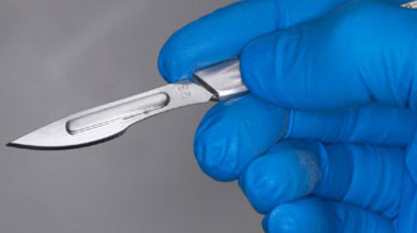 Ameliyatta kırılan bisturi ucu v&uuml;cutta kaldı