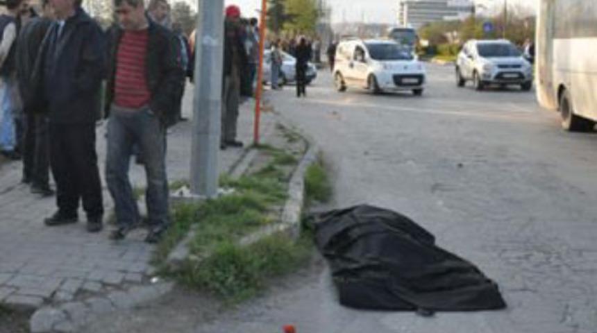 Evine ekmek g&ouml;t&uuml;r&uuml;yordu