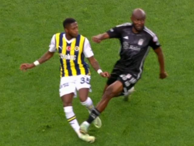 Fenerbahçe karşısında takımını 10 kişi bırakan Al-Musrati Beşiktaş taraftarının sabrını taşırdı! "Tarihin en büyük kazığı"