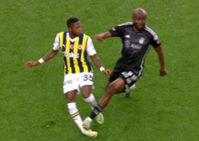 Fenerbahçe karşısında takımını 10 kişi bırakan Al-Musrati Beşiktaş taraftarının sabrını taşırdı! 