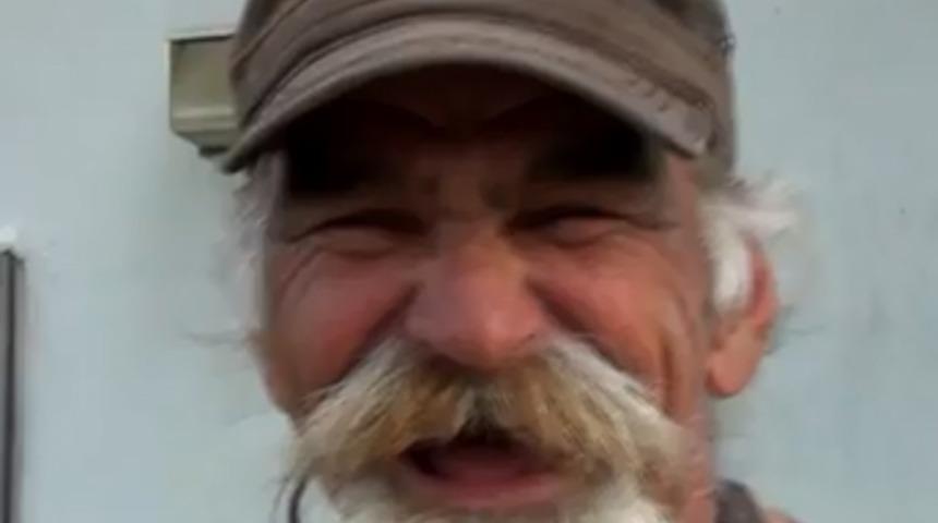 Bıyıklarını dansettiren adam!