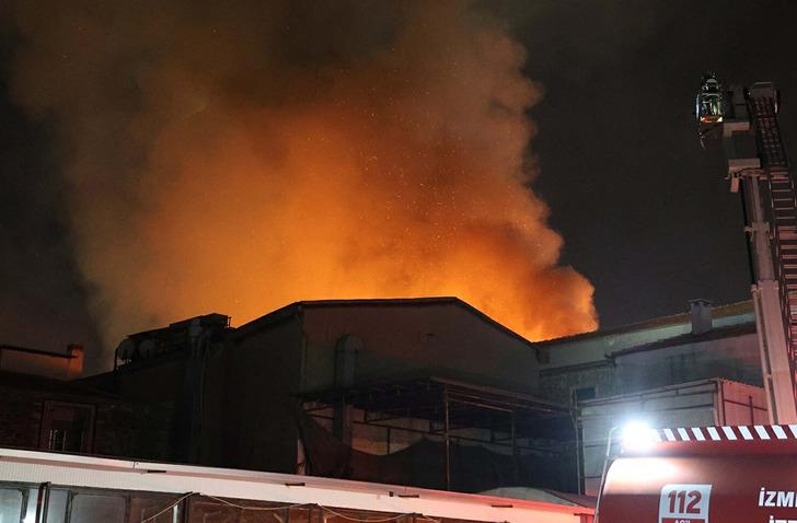 İzmir'de tekstil deposundaki yangın! 1 kişi yaralandı 18737942-728xauto