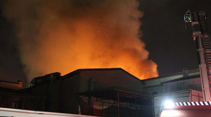 İzmir'de tekstil deposundaki yangın! 1 kişi yaralandı